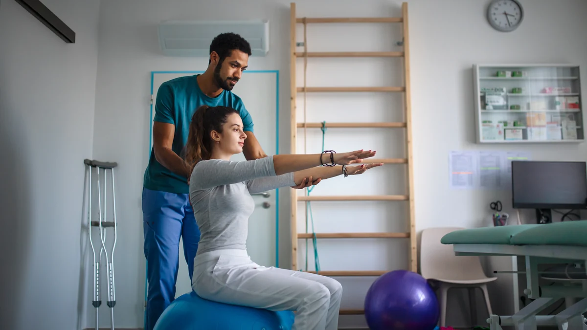 Rehabilitación física con pelota terapéutica en fisioterapia